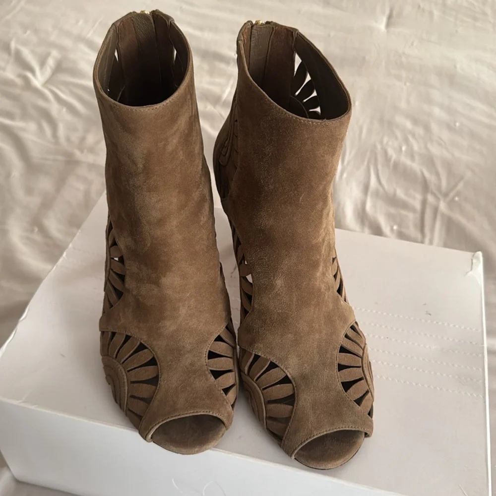 Women’s Tory Burch boot heels - Picture 2 of 5